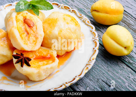 Obstknödel mit Aprikosen und würzige Sirup Stockfoto