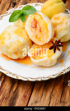 Obstknödel mit Aprikosen und würzige Sirup Stockfoto