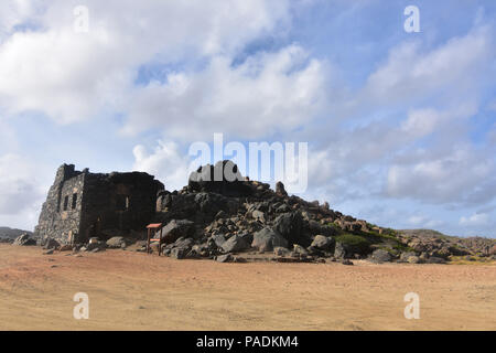 Schönen dunklen gesteinigt Goldmine Ruinen in Aruba. Stockfoto
