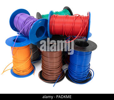 Elektrische Drähte/Kabel. Mehrfarbige computer Kabel auf weißem Hintergrund Stockfoto