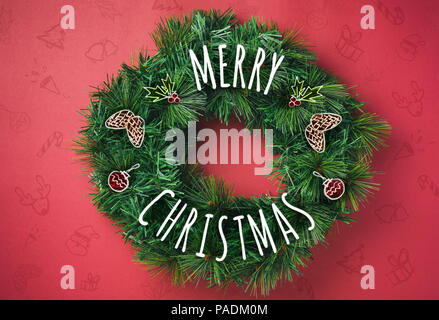 Frohe Weihnachten Kranz mit Doodle zeichnen Pine Cone, kirschbaum Deko Element auf rote Wand Hintergrund. Kopieren Sie Platz zum Hinzufügen von Text oder Design. Feier Holi Stockfoto
