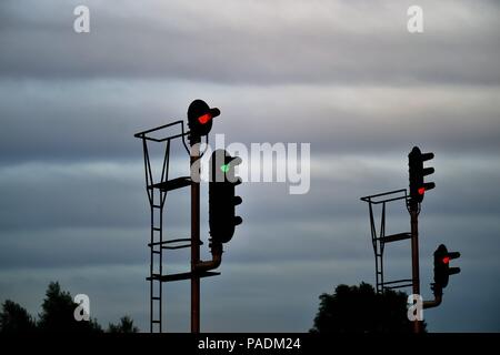 Orland Park, Illinois, USA. Die Eisenbahn signalisiert die Führung der Zugbewegungen auf einer Metra-Pendlerbahn in der Nähe des 159th Street Station. Stockfoto