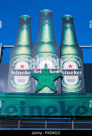 AMSTERDAM, NIEDERLANDE - 18 Juli, 2018: großes Plakat von Heineken Lagerbier auf blauen Himmel Hintergrund Stockfoto