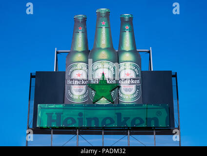 AMSTERDAM, NIEDERLANDE - 18 Juli, 2018: großes Plakat von Heineken Lagerbier auf blauen Himmel Hintergrund Stockfoto