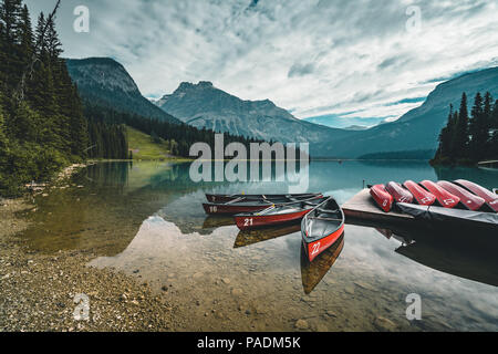 Red Kajaks trocken auf den Kopf. Emerald Lake in den kanadischen Rockies mit Bergen und Bäumen und refelction. Konzept der aktiven Urlaub und Tourismus Stockfoto