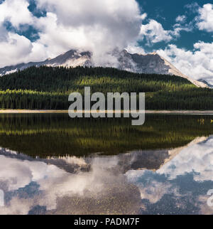 Reflexion mit See und Bergen niedrig hängenden couds im Lower Kananaskis See von Peter Lougheed Provincial Park Kananaskis Country Alberta Kanada Stockfoto