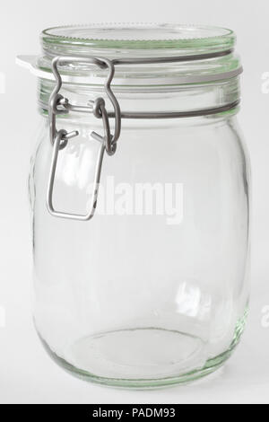 Glas Glas mit Deckel isoliert auf weißem Stockfoto