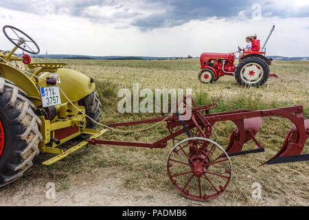 Traktor Zetor 25, 1946, mit Pflug und Porsche Traktor Standard alt 1969, Tschechische Republik Stockfoto