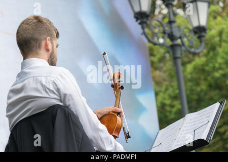 Junger Mann mit einer Geige im Park. Stockfoto