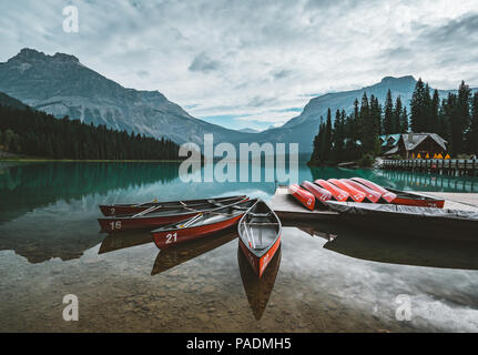 Red Kajaks trocken auf den Kopf. Emerald Lake in den kanadischen Rockies mit Bergen und Bäumen und refelction. Konzept der aktiven Urlaub und Tourismus Stockfoto