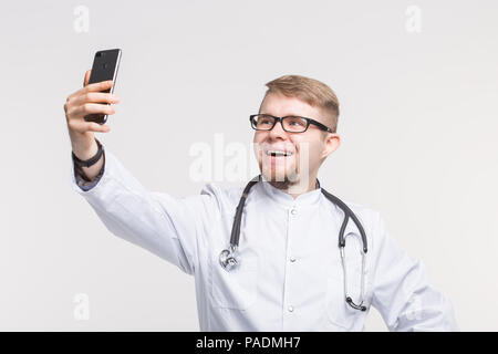 Happy männlicher Arzt machen selfie im Studio Stockfoto