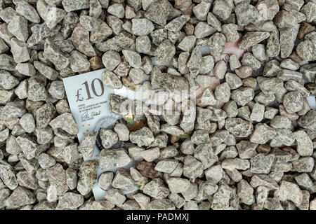 Zehn Pfund Sterling halb begraben. Stockfoto