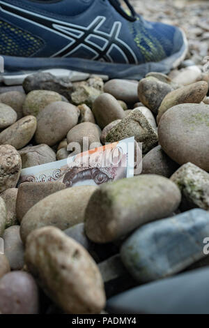 Zehn Pfund Sterling halb begraben. Stockfoto
