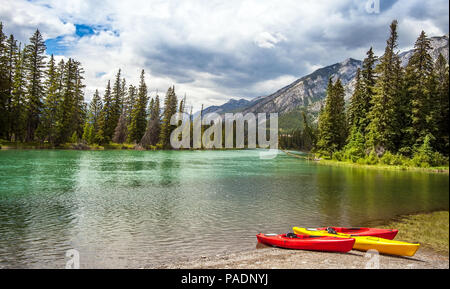 Kanus am Bow River im Banff National Park, Alberta, Kanada Stockfoto