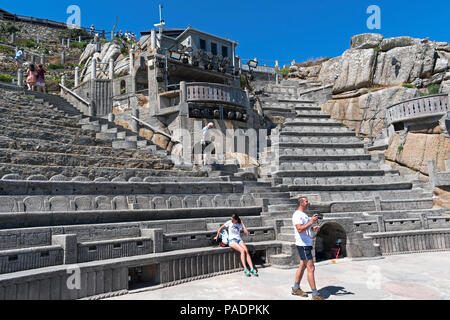 Besucher im minack Open Air Theatre in der Nähe von porthcurno in Cornwall, England, Großbritannien, Großbritannien. Stockfoto