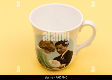 Prinzessin Diana und Prinz Charles mit Prinz William commemorative Becher Stockfoto