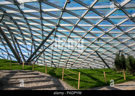 Moscow, Russia, May 13, 2018 Zaryadye park in the center of Moscow. Triangular pattern of transparent glass modern roof Stockfoto
