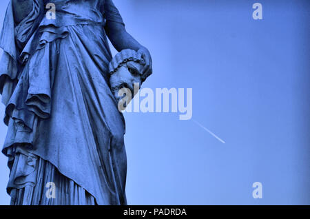 Detail der 'La Comedie", durch Jules-Toussaint Roux, entlang der Jardin des Tuileries in Paris, Frankreich, mit einem Flugzeug Trail im Hintergrund Himmel. Stockfoto