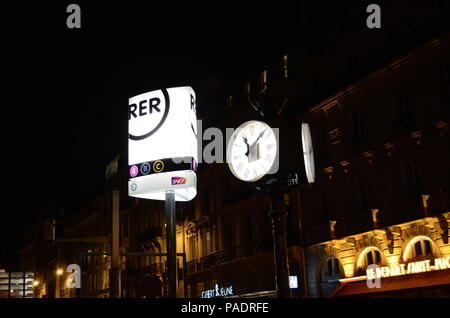 Uhr an der Saint-Michel/Notre-Dame U-Bahn Eingang in Paris, Frankreich. Stockfoto