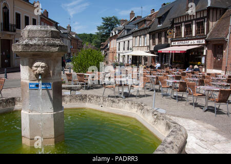 Rue de la Republique in der Nähe des Marktplatzes, Lyons-la-Forêt, Eure, Haute Normandie, Seine Maritime, Normandie, Frankreich. Stockfoto