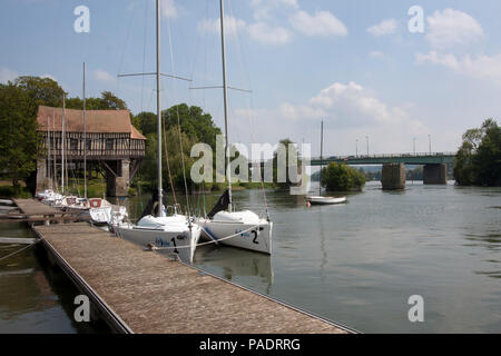 Der 16 C Holz gerahmt Mühle (la Vieux moulin) auf 12 C Brücke über Fluss Seine in Vernon, Eure, Normandie, Frankreich Stockfoto