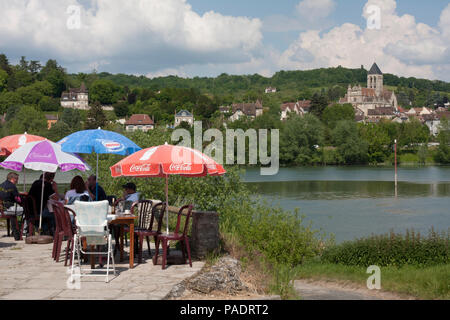 Von Moisson-sur-Seine, Blick über Fluss in Richtung Vetheuil, die Kirche Notre Dame von Monet, Val d'Oise, Ile de France, Central Normandie lackiert Stockfoto