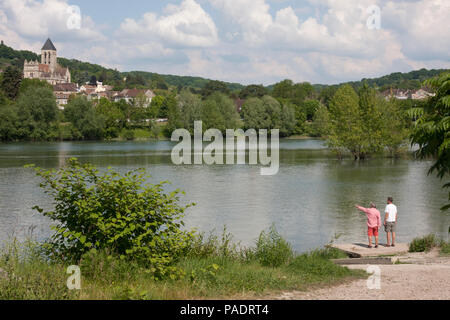 Von Moisson-sur-Seine, Blick über Fluss in Richtung Vetheuil, die Kirche Notre Dame von Monet, Val d'Oise, Ile de France, Central Normandie lackiert Stockfoto