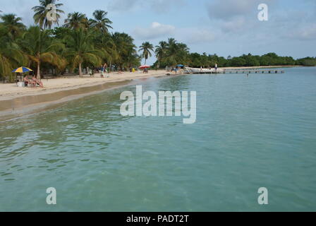 Ansicht der cayo und der Ozean vor blauem Himmel in Morrocoy National Park. Stockfoto