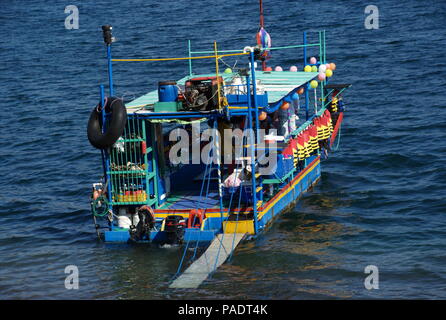 Psychedelic Boot in einem See vulkanischen Ursprungs in Managua, Nicaragua. Stockfoto