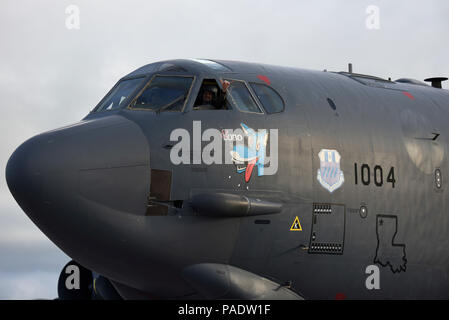 Ein US Air Force B-52 Stratofortress Bomber, dem 96Th Expeditionary Bomb Squadron zugewiesen wird, landet auf der Andersen Air Force Base, Guam, 13. Juli 2018. Die 96Th Expeditionary Bomb Squadron von Barksdale Air Force Base, La., übernahm der US-Indo-Befehl des kontinuierlichen Bomber Präsenz mission vom 20. EBS. (U.S. Air Force Foto von Airman 1st Class Gerald R. Willis) Stockfoto