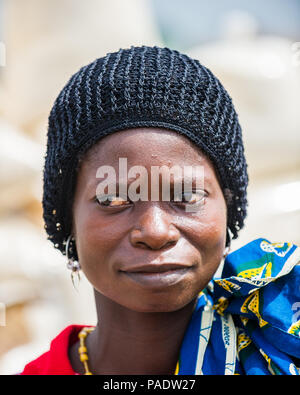 - PORTO NOVO, BENIN - Mar 8, 2012: Unbekannter beninischen Frau in einem schwarzen Hut Porträt. Bevölkerung von Benin Leiden der Armut aufgrund der schwierigen wirtschaftlichen Stockfoto