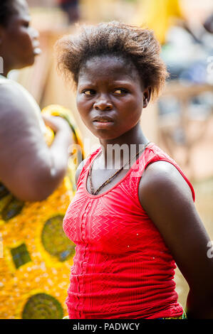 - PORTO NOVO, BENIN - Mar 9, 2012: Unbekannter beninischen Frau Porträt. Bevölkerung von Benin Leiden der Armut aufgrund der schwierigen wirtschaftlichen Situation. Stockfoto