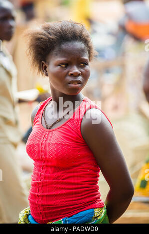 - PORTO NOVO, BENIN - Mar 9, 2012: Unbekannter beninischen Frau Porträt. Bevölkerung von Benin Leiden der Armut aufgrund der schwierigen wirtschaftlichen Situation. Stockfoto