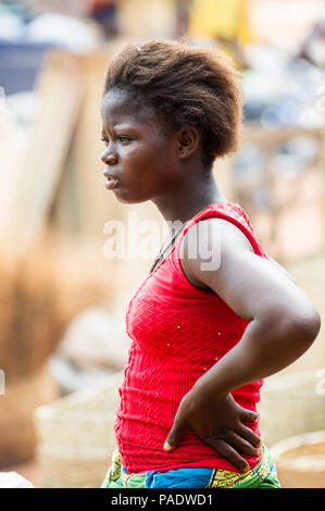 - PORTO NOVO, BENIN - Mar 9, 2012: Unbekannter beninischen Frau Porträt. Bevölkerung von Benin Leiden der Armut aufgrund der schwierigen wirtschaftlichen Situation. Stockfoto