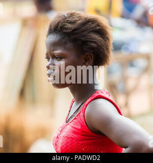 - PORTO NOVO, BENIN - Mar 9, 2012: Unbekannter beninischen Frau Porträt. Bevölkerung von Benin Leiden der Armut aufgrund der schwierigen wirtschaftlichen Situation. Stockfoto