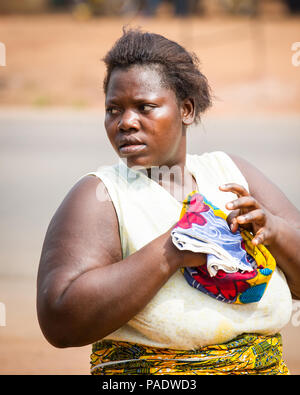 - PORTO NOVO, BENIN - Mar 9, 2012: Unbekannter beninischen Frau Porträt. Bevölkerung von Benin Leiden der Armut aufgrund der schwierigen wirtschaftlichen Situation. Stockfoto