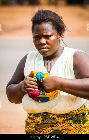 - PORTO NOVO, BENIN - Mar 9, 2012: Unbekannter beninischen Frau Porträt. Bevölkerung von Benin Leiden der Armut aufgrund der schwierigen wirtschaftlichen Situation. Stockfoto