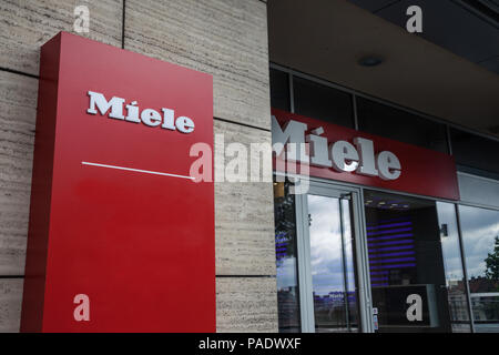 Belgrad, Serbien - 9. JULI 2018: Logo von Miele auf Ihre wichtigsten Shop in Belgrad. Miele ist ein deutscher Hersteller von Haushaltsgeräten und comm Stockfoto