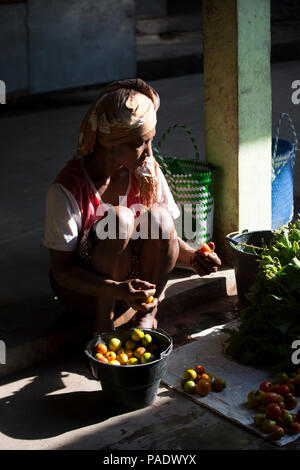 Frau am Markt produzieren, Kalabahi, Alor Archipel, Indonesien Stockfoto