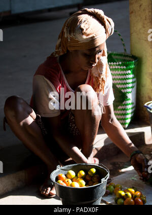 Frau am Markt produzieren, Kalabahi, Alor Archipel, Indonesien Stockfoto