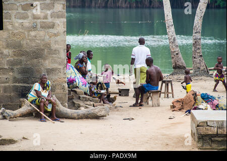 - PORTO NOVO, BENIN - Mar 9, 2012: Unbekannter beninischen Volk auf dem lokalen Markt. Kinder von Benin Leiden der Armut aufgrund der schwierigen wirtschaftlichen s Stockfoto