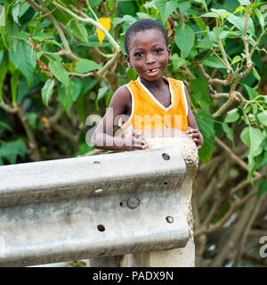 - PORTO NOVO, BENIN - Mar 9, 2012: Unbekannter Beninischen kleines Mädchen Porträt. Kinder von Benin Leiden der Armut aufgrund der schwierigen wirtschaftlichen Situati Stockfoto