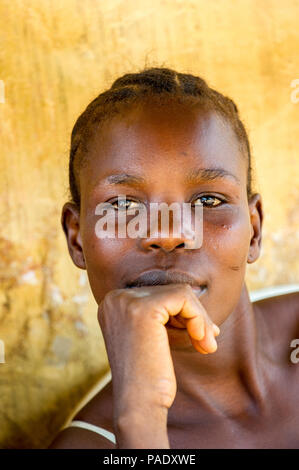 - PORTO NOVO, BENIN - Mar 10, 2012: Unbekannter Beninischen lokale Frau Porträt. Bevölkerung von Benin Leiden der Armut aufgrund der schwierigen situatio Stockfoto