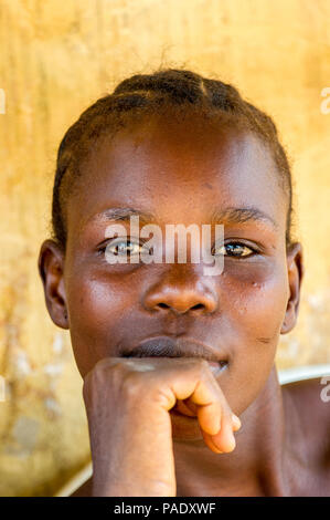 - PORTO NOVO, BENIN - Mar 10, 2012: Unbekannter Beninischen lokale Frau Porträt. Bevölkerung von Benin Leiden der Armut aufgrund der schwierigen situatio Stockfoto