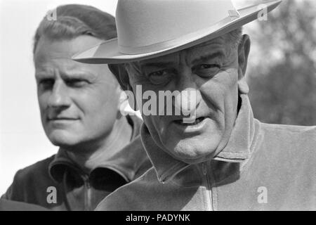 Präsident Lyndon B. Johnson und Billy Graham von LBJ Ranch in der Nähe von Stonewall, Texas am 21. November 1965. Stockfoto