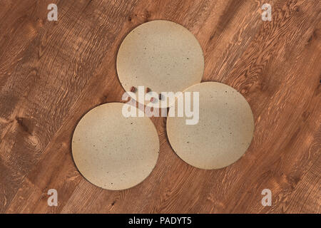 Drei runde vintage Achterbahnen und Kaffeebohnen auf Holz Hintergrund. 3D-Darstellung Stockfoto