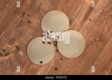 Drei runde vintage Achterbahnen und Kaffeebohnen auf Holz Hintergrund. 3D-Darstellung Stockfoto