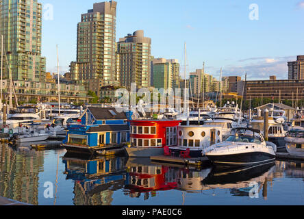 VANCOUVER, Kanada - 1. JULI 2017: Coal Harbour Waterfront und schöne Boot Häuser mit Reflexion bei Sonnenaufgang. Ein Blick auf die Stadt von einem Gehweg entlang der m Stockfoto