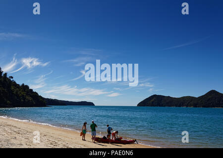 Sea Kayaks am Strand von Anchorage Bay, Abel Tasman National Park, Neuseeland Stockfoto