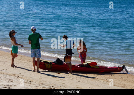 Sea Kayaks am Strand von Anchorage Bay, Abel Tasman National Park, Neuseeland Stockfoto